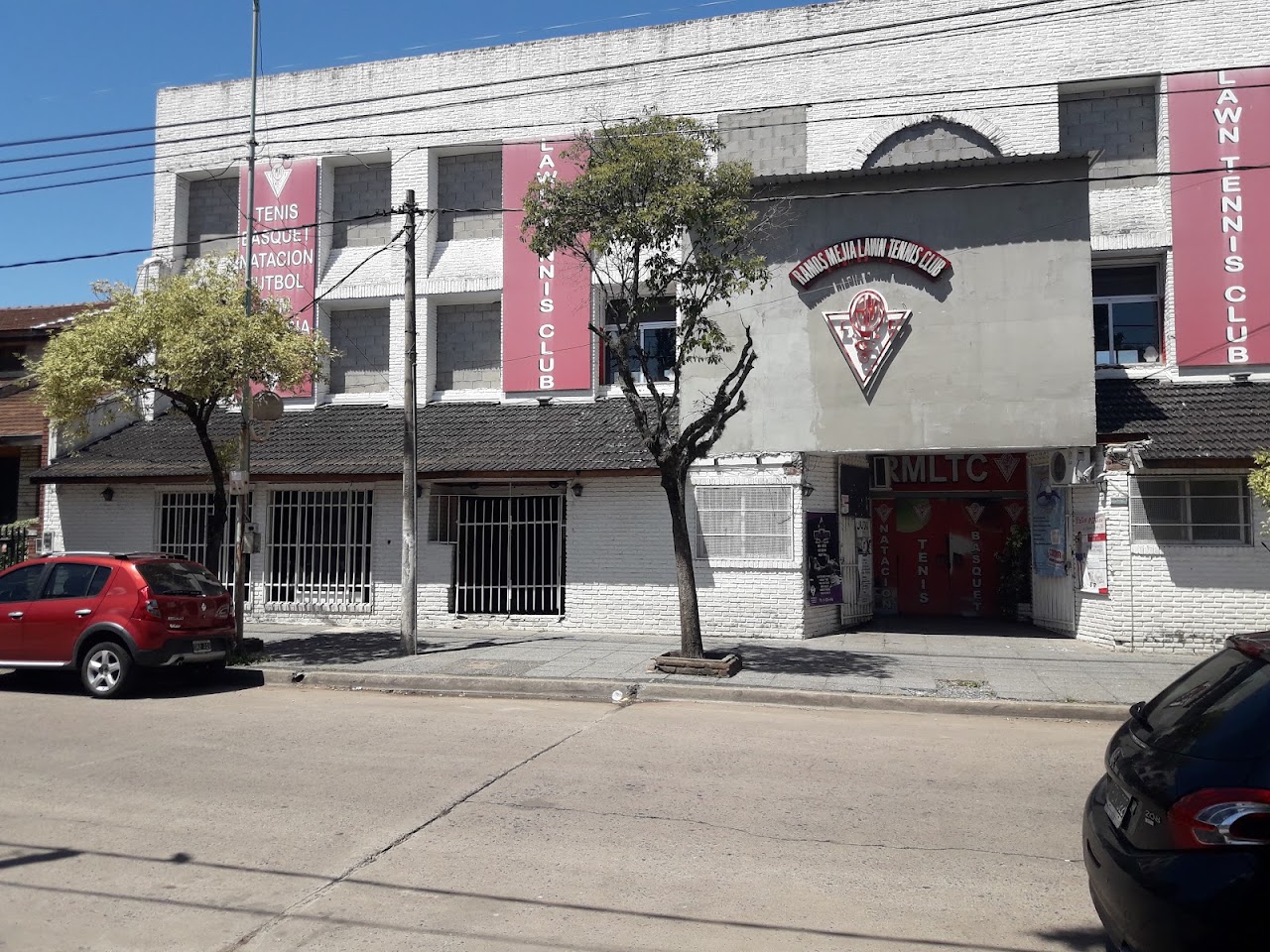 Fachada del Ramos Mejía Lawn Tennis Club